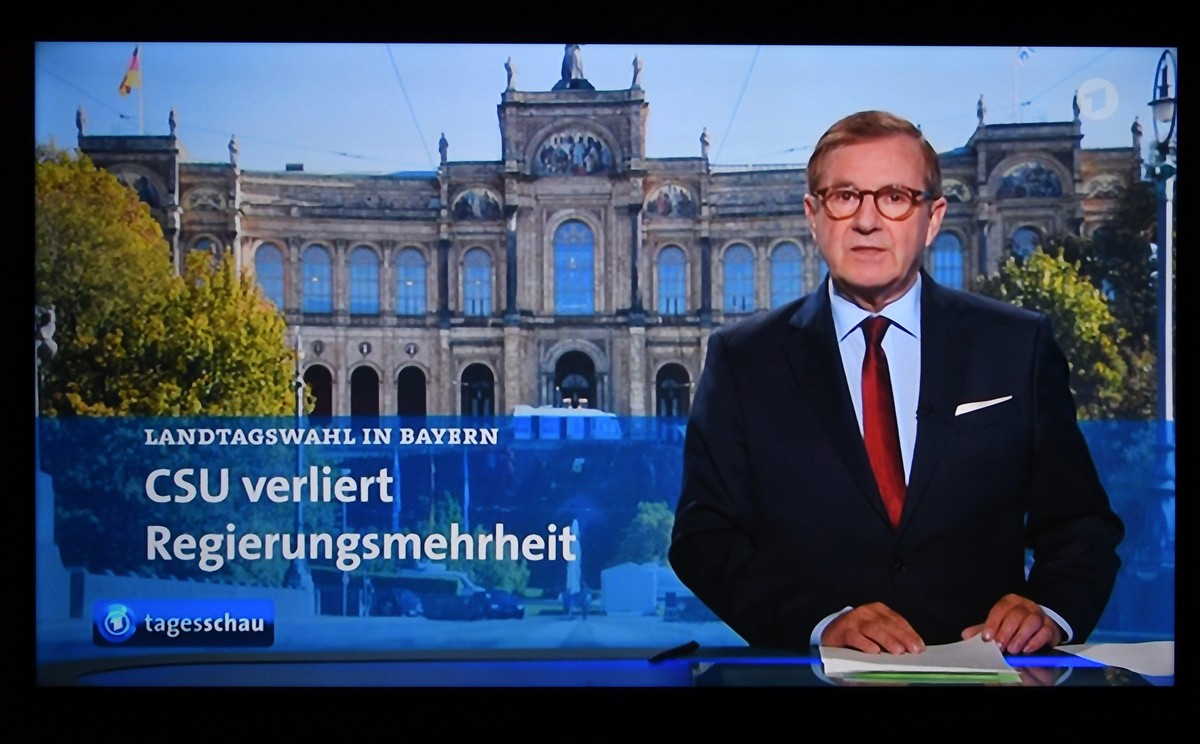 Berichterstattung in den ARD - Nachrichten über die Landtagswahl in Bayern. Untertitel: CSU verliert Regierungsmehrheit. den herben Verlusten der CSU und der Atomisierung der SPD. Foto: Winfried Rothe ...