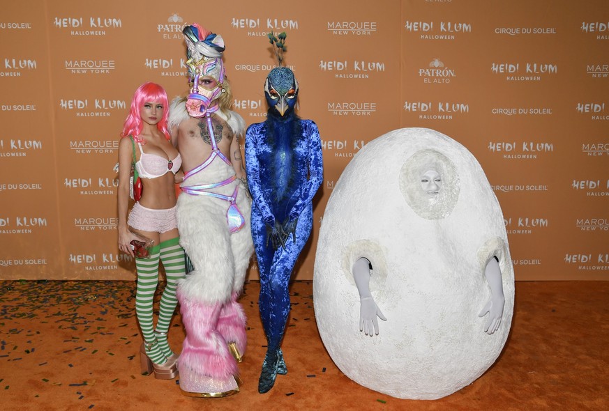 31.10.2023, USA, New York: Leni Klum (l-r), Bill Kaulitz, Heidi Klum und Tom Kaulitz besuchen Heidi Klums 22. jährliche Halloween-Party im Marquee. Foto: Evan Agostini/Invision/AP/dpa +++ dpa-Bildfunk ...