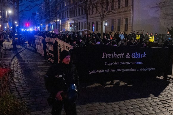 09.03.2024, Berlin: Eine Demonstration linker Gruppen unter dem Motto �Solidarit�t mit den Untergetauchten und Gefangenen� geht eine Stra�e entlang. Teilnehmer tragen dabei ein Transparent mit der Auf ...