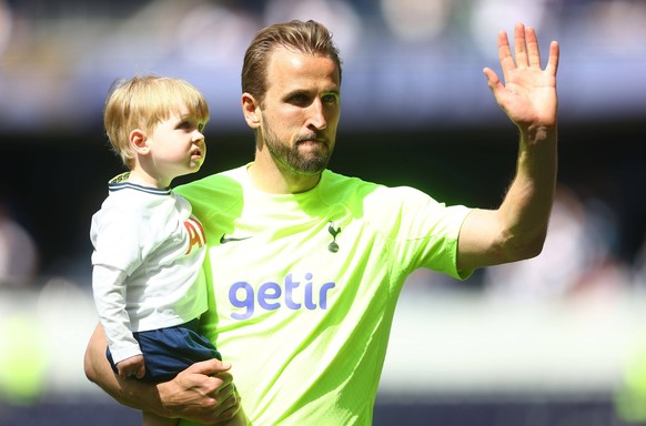 Mandatory Credit: Photo by Kieran McManus/Shutterstock 13920078bp Harry Kane of Tottenham Hotspur waves to fans after full time Tottenham Hotspur v Brentford, Premier League, soccer, Tottenham H...