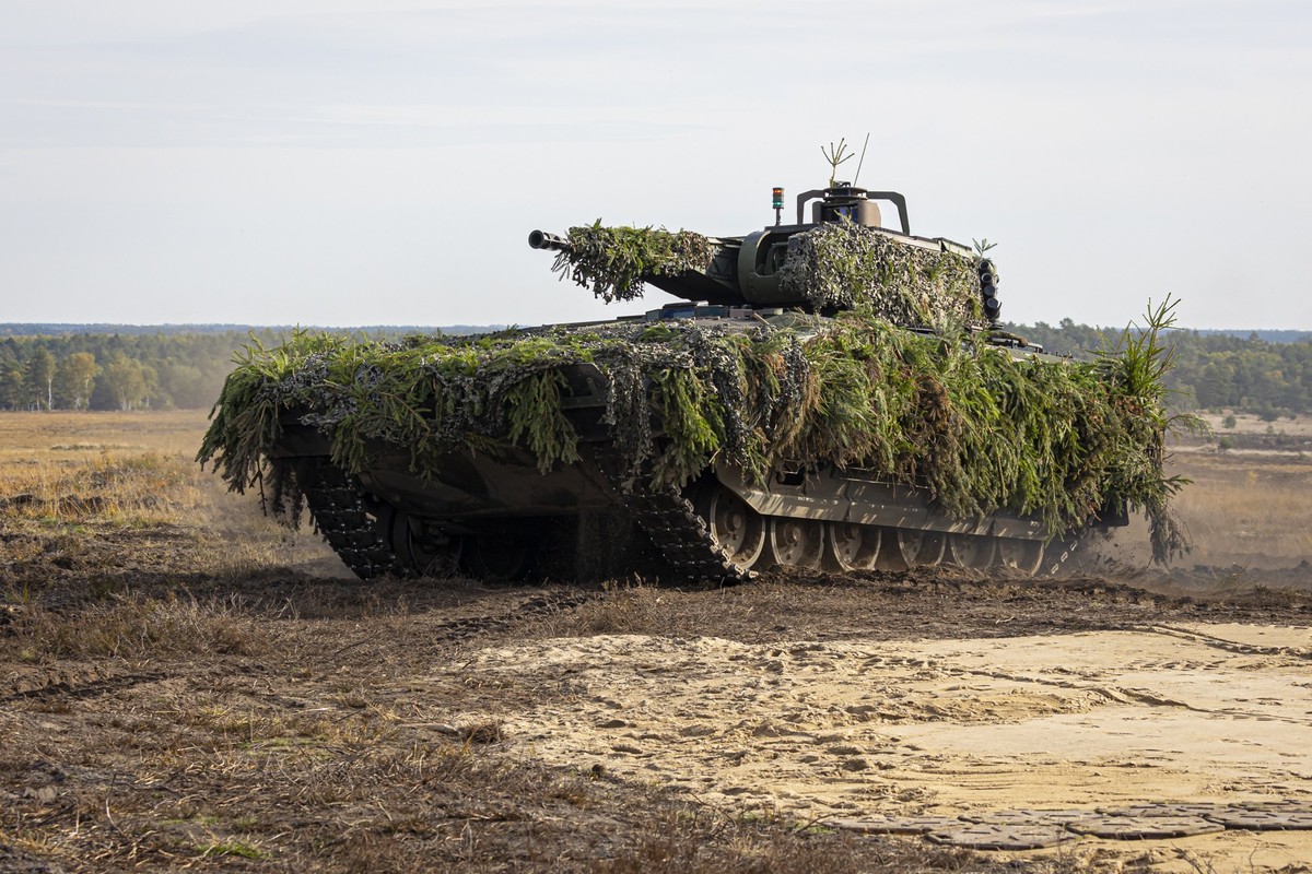 ARCHIV - 17.10.2022, Niedersachsen, Ostenholz: Ein Sch�tzenpanzer Puma nimmt an der Ausbildungs- und Lehr�bung des Heeres teil. (zu dpa: �Krisengespr�ch nach Pannenserie beim Sch�tzenpanzer Puma�) Fot ...