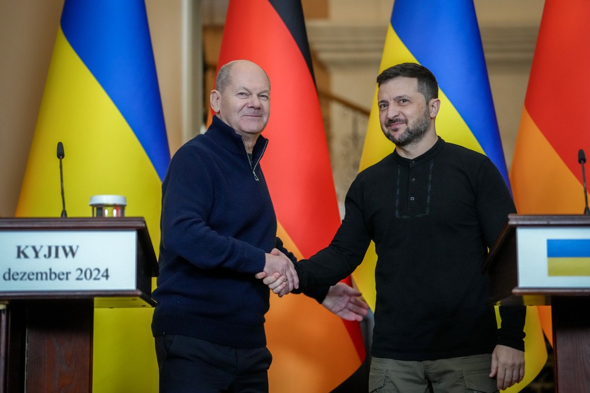 02.12.2024, Ukraine, Kiew: Wolodymyr Selenskyj (r), Präsident der Ukraine, und Bundeskanzler Olaf Scholz (SPD) geben sich nach einem gemeinsamen Treffen und einer Pressekonferenz die Hände. Foto: Kay  ...