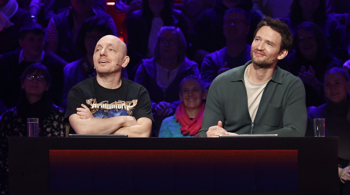 ARD WER WEISS DENN SOWAS? FOLGE 1139, &quot; August Wittgenstein und Uwe Ochsenknecht&quot;, am Montag (25.03.24) um 18:00 Uhr im ERSTEN.
Rateteam-Kapitän Bernhard Hoëcker (l.) mit Schauspieler August ...
