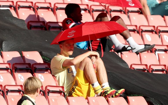 Sport Bilder des Tages Southampton v Arsenal - Premier League - St Mary s Arsenal s Mesut Ozil shields from the sun under an umbrella in the stands during the Premier League match at St Mary s, Southa ...