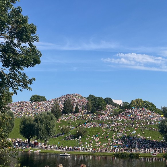 Zwei Stunden vor Konzertbeginn: Der Olympiaberg in München ist schon rappelvoll.