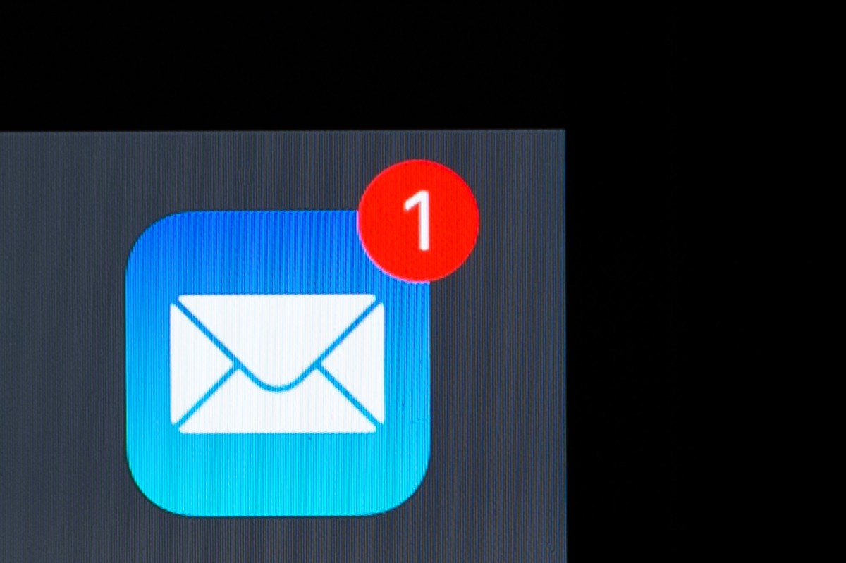 ILLUSTRATION - 08.01.2019, Hessen, R�sselsheim: ARCHIV - Eine E-Mail-App ist auf dem Bildschirm eines iPhones zu sehen. (zu dpa "Schlag gegen gef�hrliches internationales Schadsoftware-Netzwerk&q ...