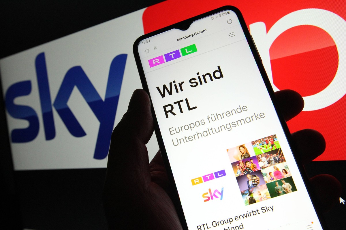 RECORD DATE NOT STATED Auf einem Smartphone wurde die Website der RTL Group aufgerufen. Dahinter wurde auf einem Laptop das Logo der Sendergruppe Sky Sport aufgerufen. Am Freitag wurde bekannt, dass R ...