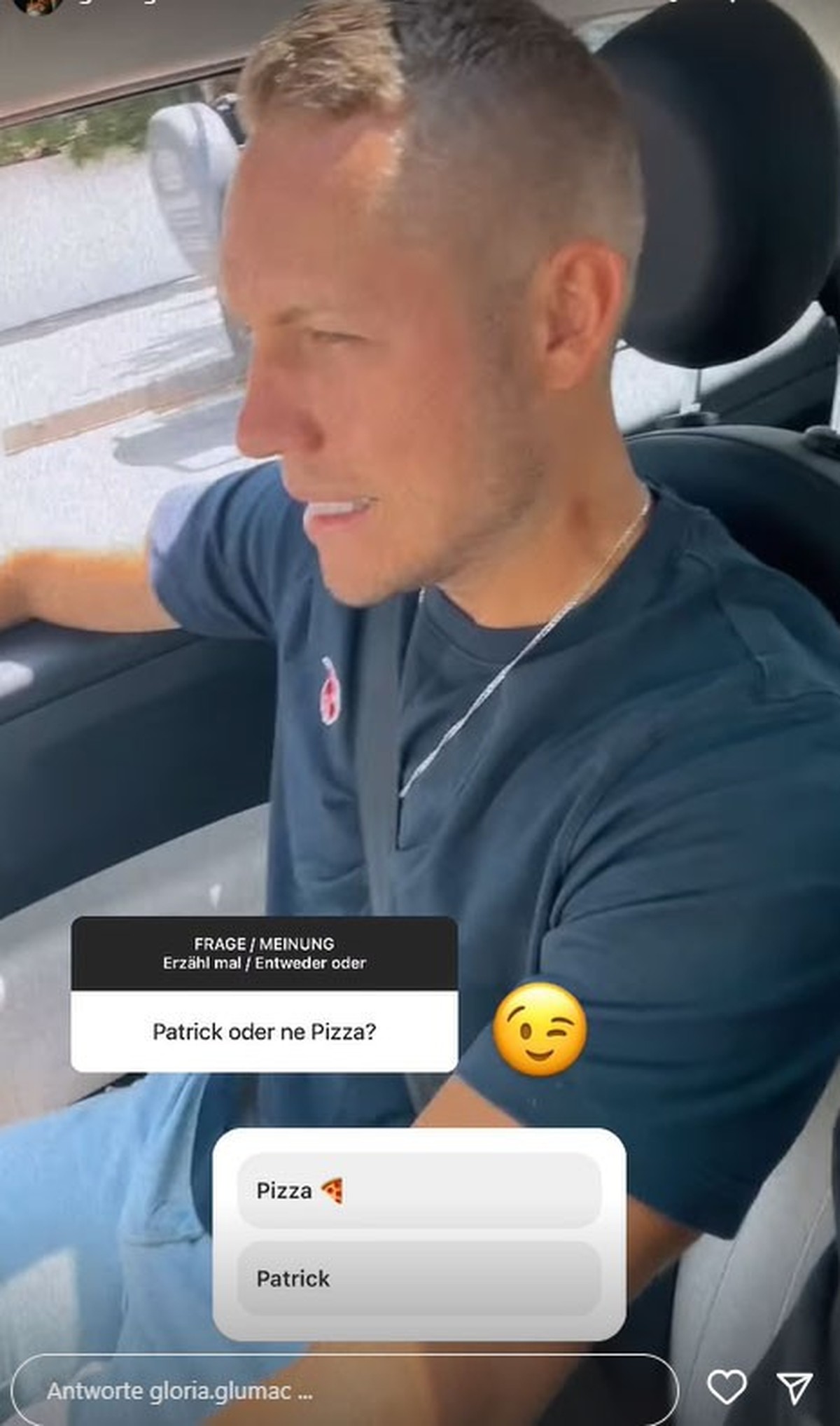Gloria richtet die Kamera im Auto kurz auf Patrick.