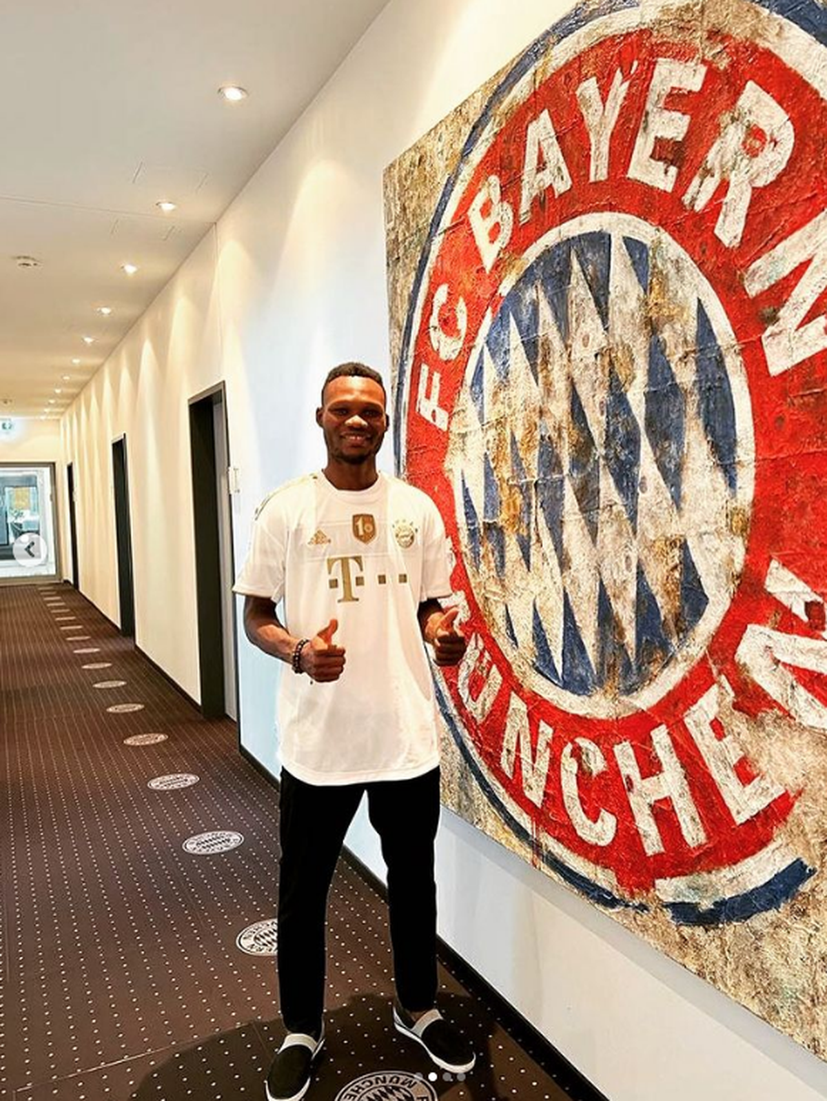 Segbe Azankpo teilt auf Instagram Bilder von der Vertragsunterzeichnung.