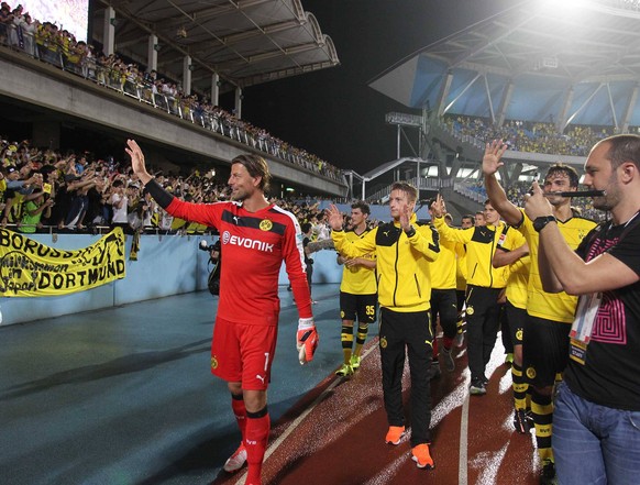 Dortmunder Spieler bedanken sich bei ihren japanischen Fans-vorne Roman WEIDENFELLER ,Torwart (Borussia Dortmund) . Fussball Asien Tour/Kawasaki Fontale- Borussia Dortmund 0-6 am 07.07.2015 in Kawasak ...