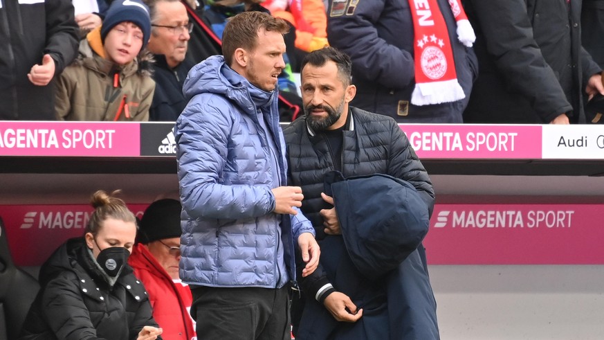 Julian Nagelsmann (l.) und Sportvorstand Hasan Salihamidžić beim Bundesliga-Spiel gegen den FC Augsburg.