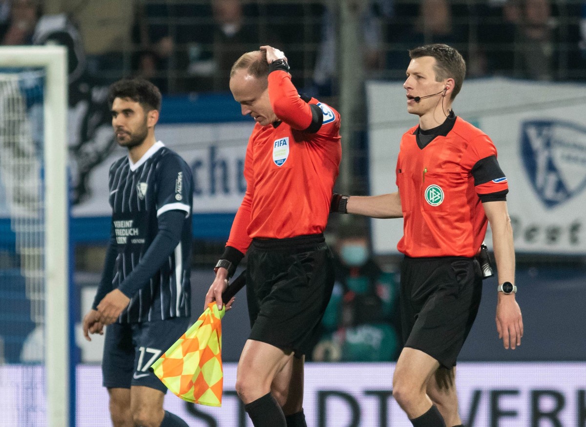 ARCHIV - 18.03.2022, Nordrhein-Westfalen, Bochum: Fußball: Bundesliga, VfL Bochum - Bor. Mönchengladbach, 27. Spieltag, Vonovia Ruhrstadion. Das Schiedsrichtergespann um Benjamin Cortuns (r) verlässt ...