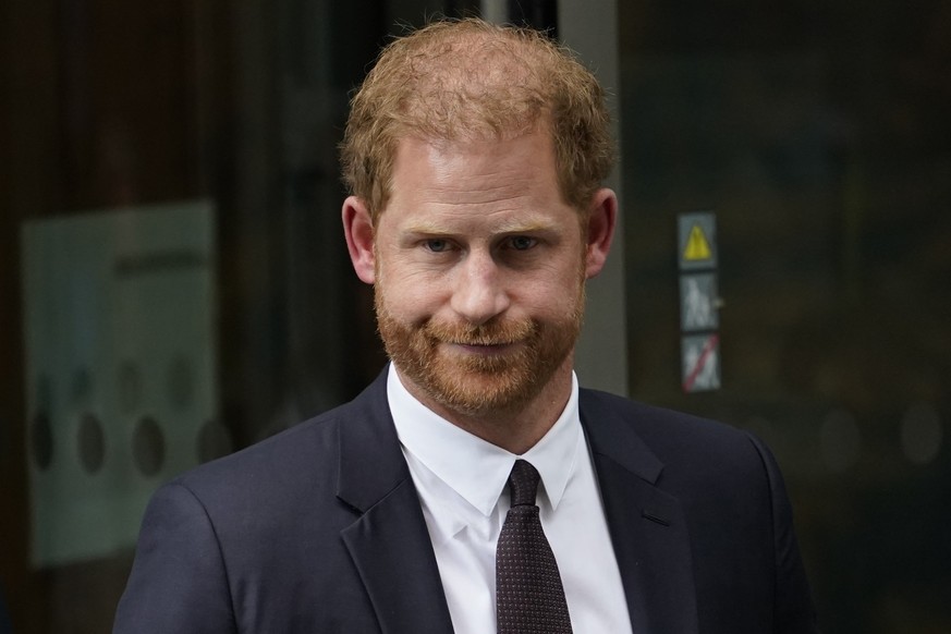 ARCHIV - 06.06.2023, Großbritannien, London: Prinz Harry verlässt den High Court in London, nachdem er ausgesagt hat. (zu dpa: &quot;Prinz Harry muss fast 50 000 Pfund an Boulevardzeitung zahlen&quot; ...