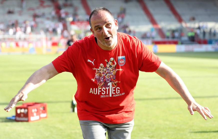 Trainer Frank Schmidt 1. FC Heidenheim 1846 macht die Laola Welle mit den mitgereisten Fans, Einzelbild, 28.05.2023, Regensburg Deutschland, Fussball, 2. Bundesliga, SSV Jahn Regensburg - 1. FC Heiden ...