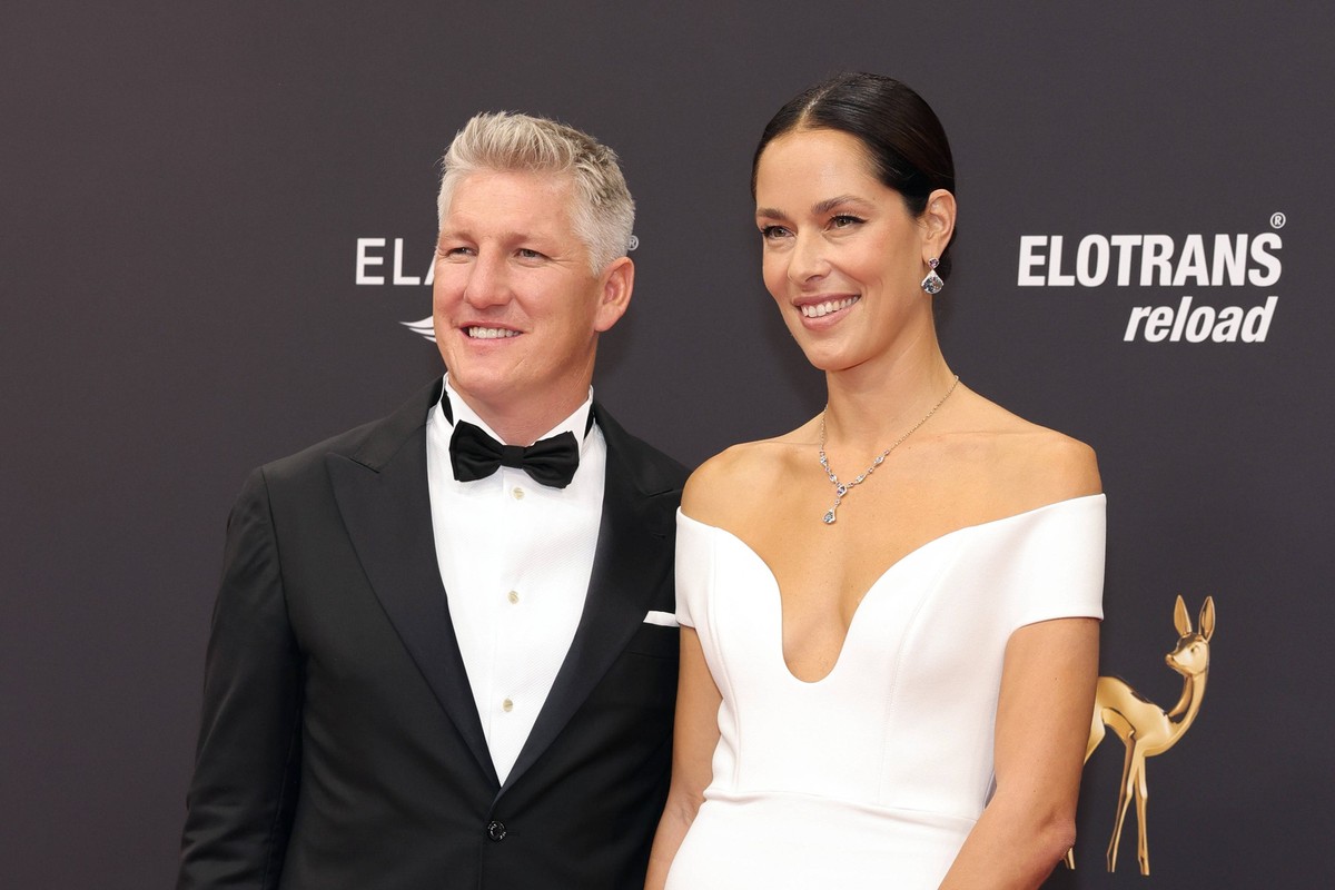 BAMBI-Verleihung 2023 in M�nchen Bastian Schweinsteiger mit Ehefrau Ana Ivanovic auf dem roten Teppich. Verleihung des Bambi 2023 am 16.11.2023 in den Bavaria Filmstudios M�nchen. Bayern, Deutschland. ...