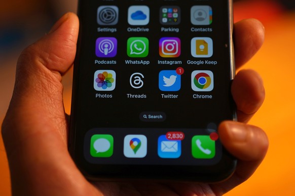 06.07.2023, Gro�britannien, London: Ein Apple iPhone-Bildschirm zeigt die Threads-App. Die Twitter-Kopie des Facebook-Konzerns Meta kommt schon nach kurzer Zeit auf mehr als zehn Millionen Nutzer. Fot ...