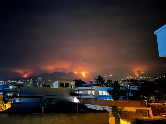 Von Puerto de la Cruz ist der Brand an den Hängen des Teide gut zu sehen.