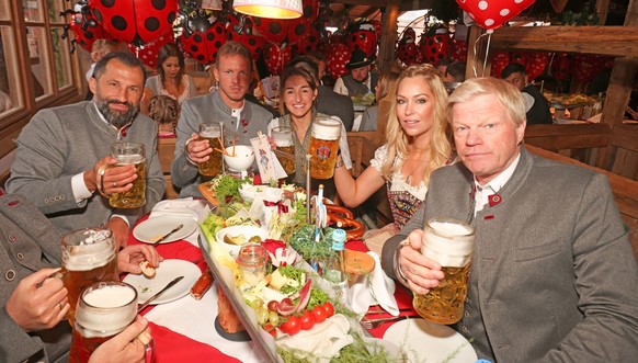 Sport Themen der Woche KW37 Sport Bilder des Tages 18.09.2022, Fussball 1. Bundesliga 2022/2023, FC Bayern München Spieler besuchen das Oktoberfest beim Biersponsor am Käferzelt. (Poolfoto), v.li: Spo ...