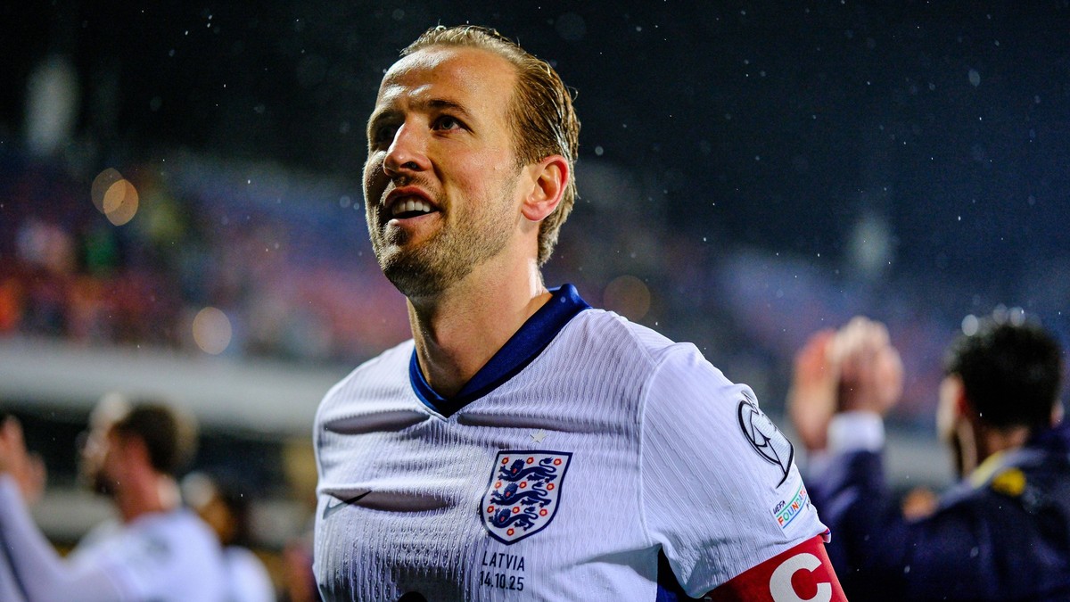 FIFA World Cup, WM, Weltmeisterschaft, Fussball 2026 UEFA Qualifiers game Latvia vs England Harry Kane looking up at the fans after the FIFA World Cup 2026 UEFA Qualifiers game Latvia vs England at th ...