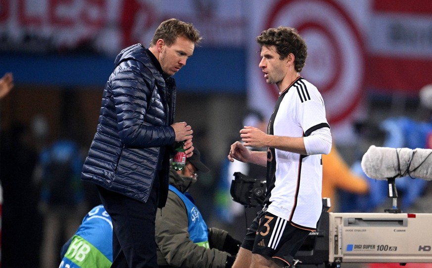 FUSSBALL INTERNATIONAL Testspiel in Wien Oesterreich - Deutschland 21.11.2023 Bundestrainer Julian Nagelsmann li. mit Thomas Mueller re, Deutschland Enttaeuschung nach dem Tor zum 2 - 0 *** FOOTBALL I ...