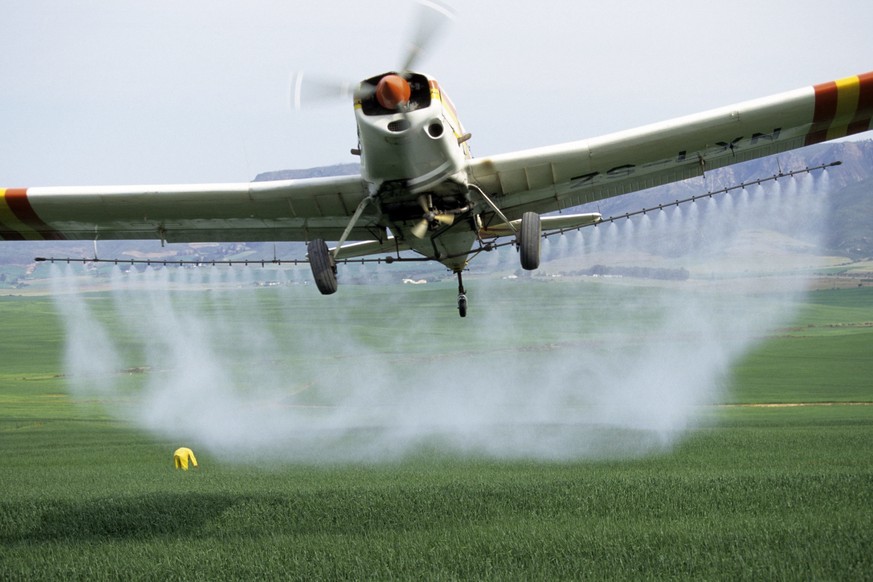 FRA, 2003: Flugzeug besprueht Feld. [en] Plane spraying crops. | FRA, 2003: Plane spraying crops. |