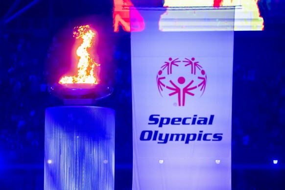 17.06.2023, Berlin: Die Flamme der Special Olympics World Games brennt bei der Eröffnungsfeier der Special Olympics World Games Berlin 2023 im Olympiastadion. Foto: Christoph Soeder/dpa +++ dpa-Bildfu ...