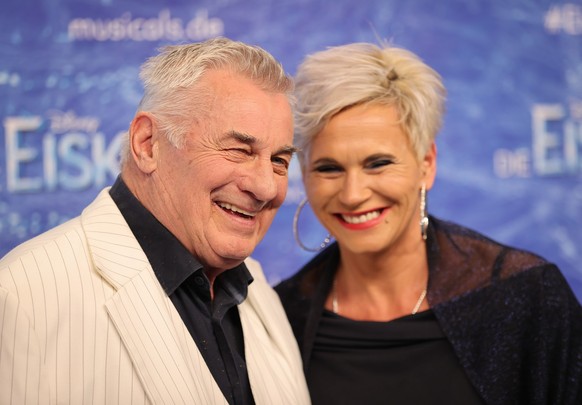 ARCHIV – 8. November 2021, Hamburg: Heinz Hoenig, Schauspieler, und seine Frau Annika kommen zur Deutschlandpremiere des Disney-Musicals "Die Eiskönigin".  (zu dpa: 