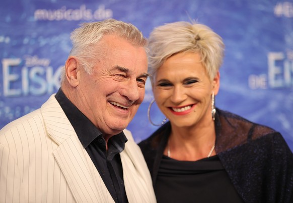 ARCHIV - 08.11.2021, Hamburg: Heinz Hoenig, Schauspieler, und seine Frau Annika kommen zur Deutschlandpremiere des Disney-Musicals &quot;Die Eisk�nigin&quot;. (zu dpa: �Schauspieler Heinz Hoenigs Frau ...