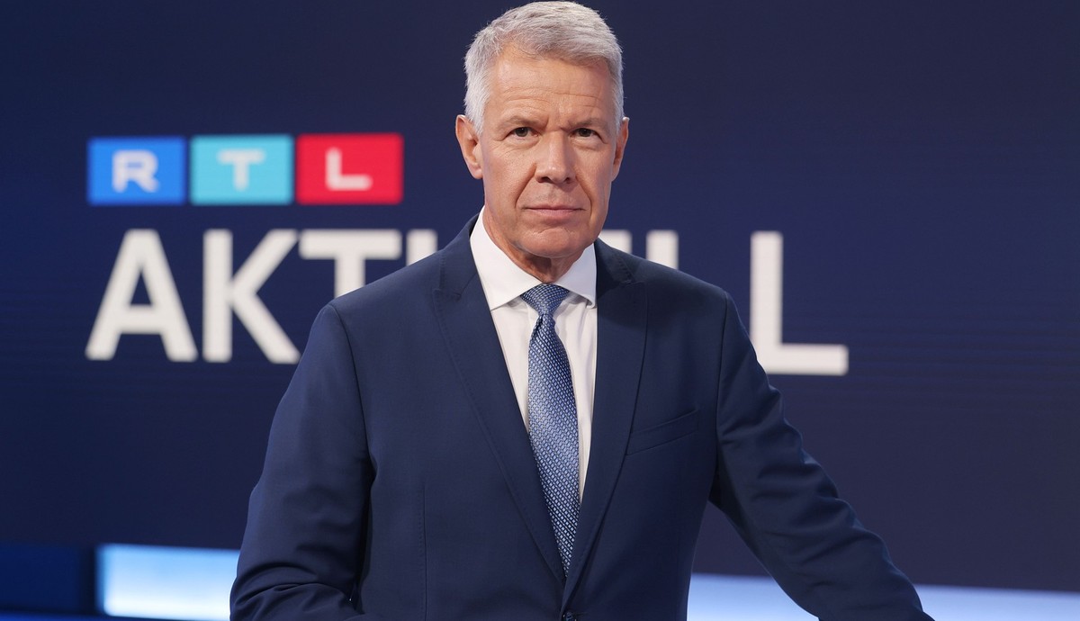 ARCHIV - 31.08.2022, Nordrhein-Westfalen, Köln: Peter Kloeppel, Fernsehmoderator, steht im neuen «RTL Aktuell»-Studio. (zu dpa: «RTL-Anchorman Peter Kloeppel hört auf») (Wiederholung mit verändertem B ...