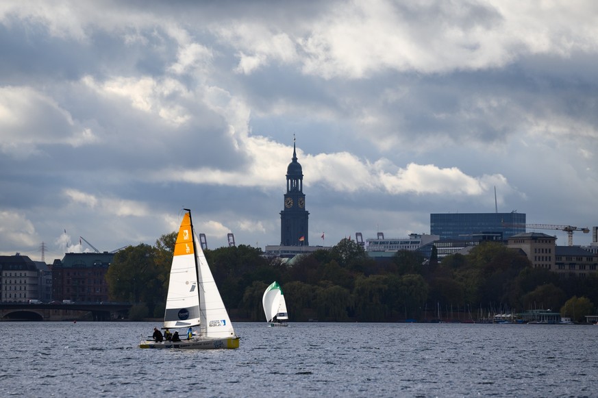 04.11.2022, Hamburg: Graue Wolken ziehen �ber Segelboote auf der Au�enalster und die Hauptkirche St. Michaelis (Michel). Foto: Jonas Walzberg/dpa +++ dpa-Bildfunk +++