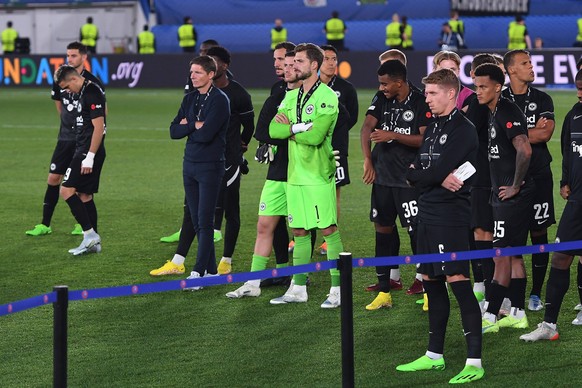 Die Frankfurter Spieler beobachten nach dem Uefa Supercup die Siegerehrung von Real Madrid.
