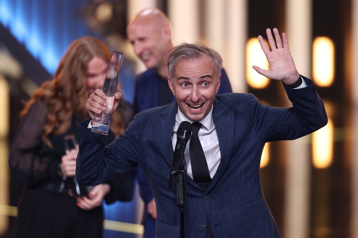 dpatopbilder - 25.09.2024, Nordrhein-Westfalen, K�ln: Moderator Jan B�hmermann bekommt bei der Verleihung des Deutschen Fernsehpreises 2024 im Coloneum den Preis f�r die Beste Unterhaltung Show. Der D ...