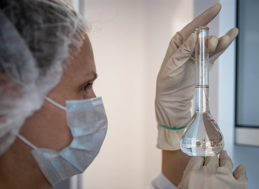 SARANSK, RUSSIA - OCTOBER 6, 2020: A chromatographer handles laboratory equipment at the Biokhimik pharmaceutical plant where the Areplivir drug developed by Promomed for COVID-19 treatment is produce ...