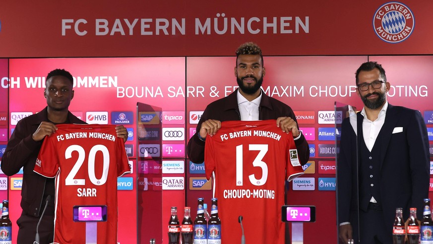 Sport Bilder des Tages ACHTUNG: POOLFOTO FC Bayern Muenchen Unveils Newly Signed Players Eric Maxim Choupo-Moting And Bouna Sarr MUNICH, GERMANY - OCTOBER 12: Newly signed FC Bayern Muenchen players B ...