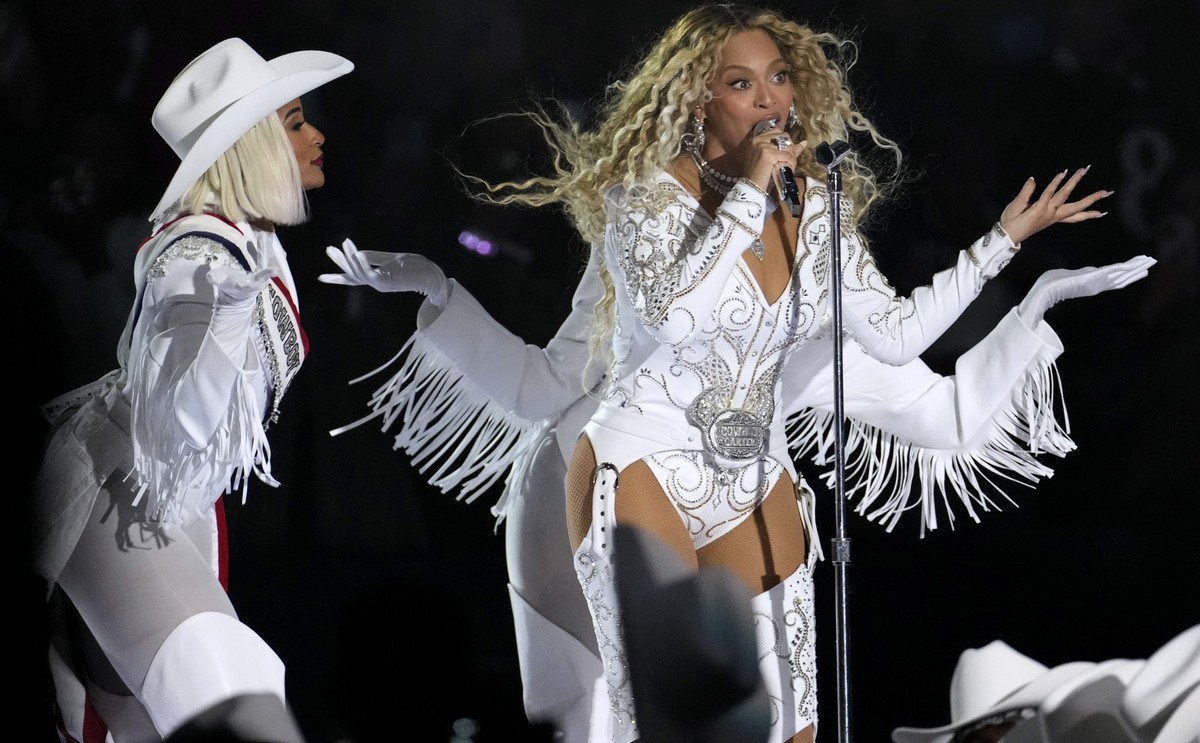 ARCHIV - 25.12.2024, USA, Houston: American Football: Profiliga NFL, Houston Texans - Baltimore Ravens; Hauptrunde, Hauptrunde-Partien, 17. Spieltag: Beyoncé tritt in der Halbzeitpause des NFL-Footbal ...