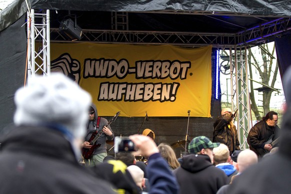 Dass "Die Rechte" in Dortmund in der Tradition des verbotenen "Nationalen Widerstands" steht, zeigt sie auch auf eigenen Demonstrationen. Hier wurde 2015 die Aufhebung des Verbots gefordert.