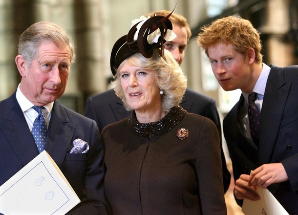 ARCHIV - 19.11.2007, Gro�britannien, London: Charles (l), damals Prinz von Wales, seine Frau Camilla und seine S�hne William (hinten, verdeckt) und Harry (r) nehmen an der Feier zur Diamantenen Hochze ...