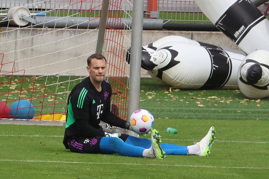 1 Manuel Neuer, mit Ball, am Boden, Fussball / FC Bayern Muenchen / Training an der Saebenerstrasse / 12.07.2023 / FOTO: Mladen Lackovic / LakoPress *** 1 Manuel Neuer, with ball, on the ground, footb ...