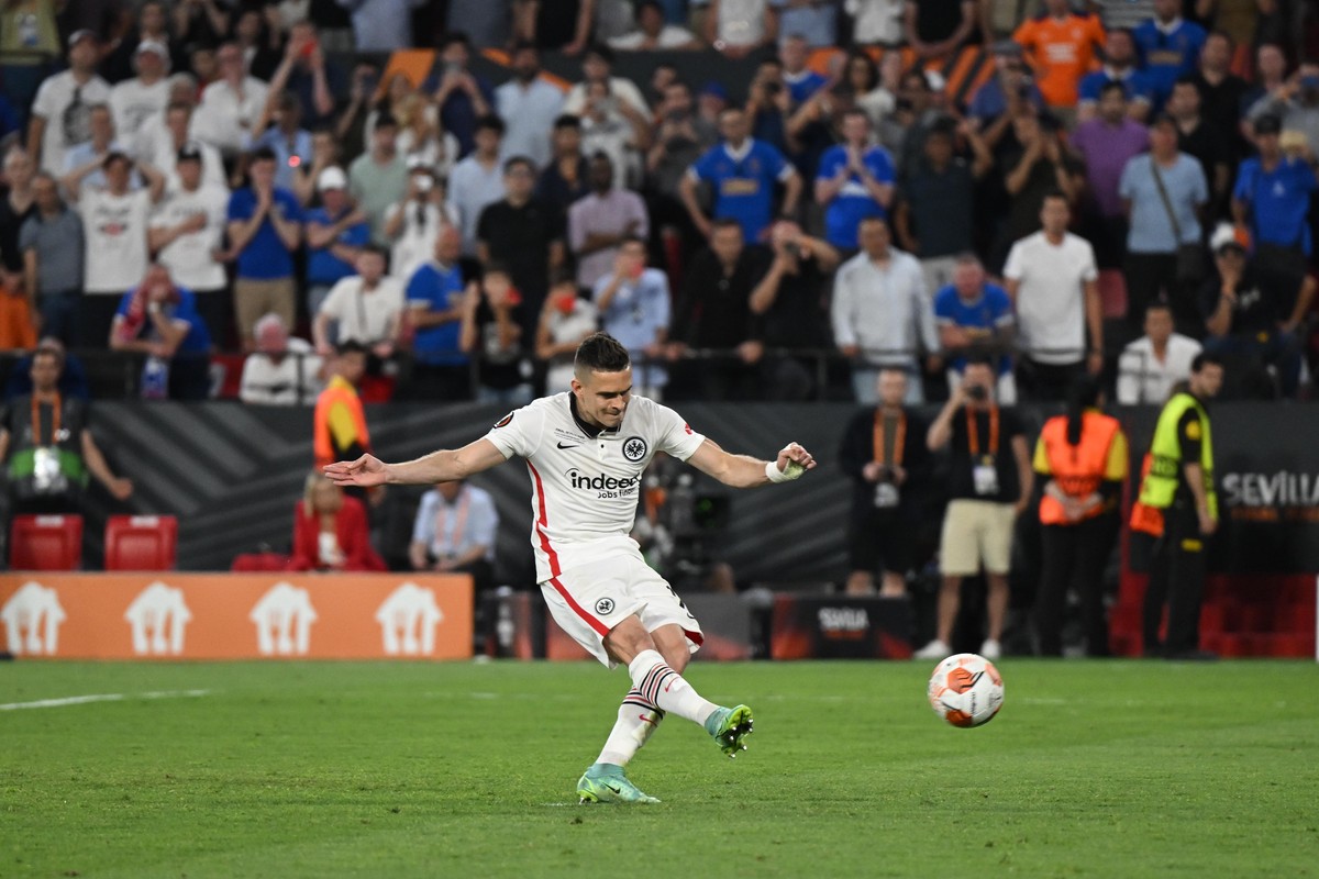 dpatopbilder - 19.05.2022, Spanien, Sevilla: Fu�ball: Europa League, Eintracht Frankfurt - Glasgow Rangers, K.o.-Runde, Finale im Ramon Sanchez Pizjuan Stadion, Frankfurts Rafael Santos Borr� erzielt ...