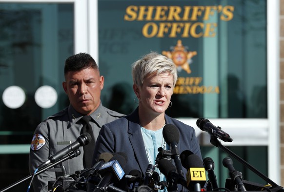 dpatopbilder - 27.10.2021, USA, Santa Fe: Adan Mendoza (l), Sheriff von Santa Fe County, und die Bezirksstaatsanw�ltin von Santa Fe, Mary Carmack-Altwies, geben eine Pressekonferenz vor dem B�ro des S ...