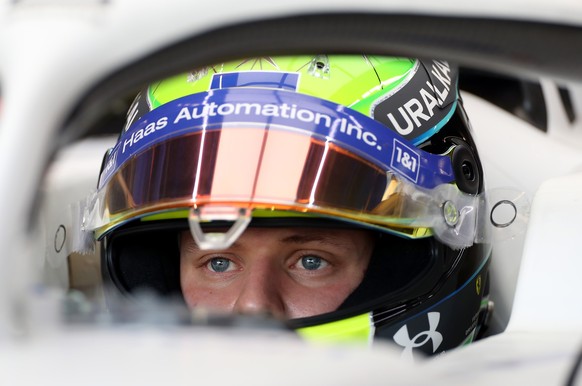 ARCHIV - 24.02.2022, Spanien, Montmelo: Testfahrten: Formel 1, Testfahrten vor der Saison 2022, 2. Tag: Mick Schumacher aus Deutschland vom Team Haas F1. Mercedes verspricht sich viel von seinem neuen ...