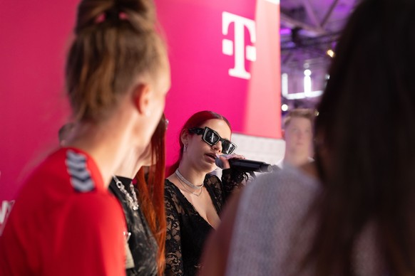 Badmomzjay Telekom: Rapperin stößt gemeinsam mit eSports-Casterin Anika „Ryxcales“ Wolter und Profifußballerin Andrea Gavrić Debatte an. Paneltalk
