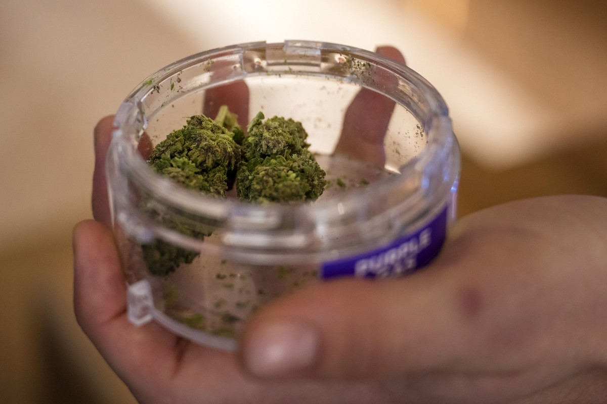 30.01.2023, Schweiz, Basel: Im Rahmen der Cannabisstudie Weed Care wird Cannabis in einer Apotheke verkauft. Die erste Studiengruppe mit 180 Personen kann seit Montag zwei Haschisch- und vier Cannabis ...