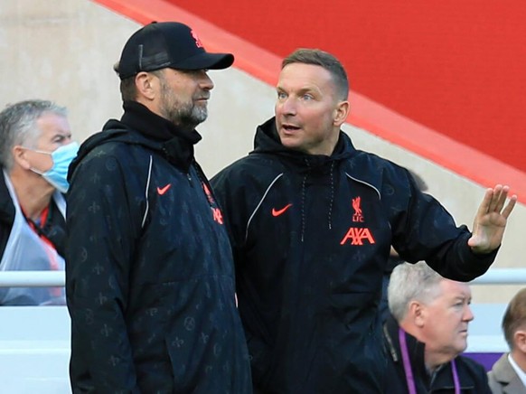 30th October 2021 Anfield, Liverpool, England Premier League football, Liverpool versus Brighton and Hove Albion Liverpool manager Jurgen Klopp confers with his assistant Pepijn Lijnders PUBLICATIONxN ...