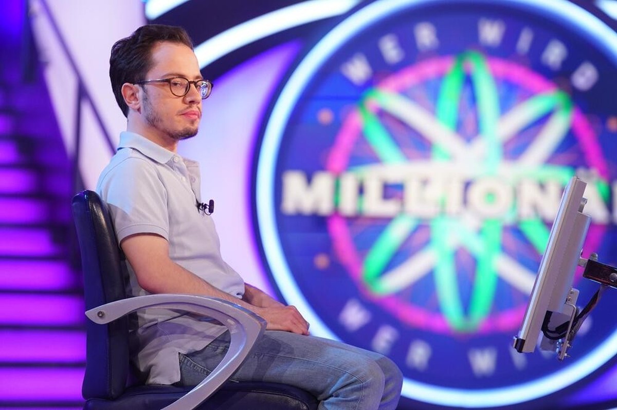 Florian Bindl hat auf dem Quiz-Stuhl Platz genommen.
