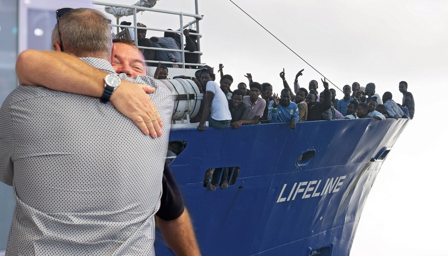 In diesen 3 Aussagen nimmt der "Lifeline"-Kapitän Seehofer und die EU auseinander