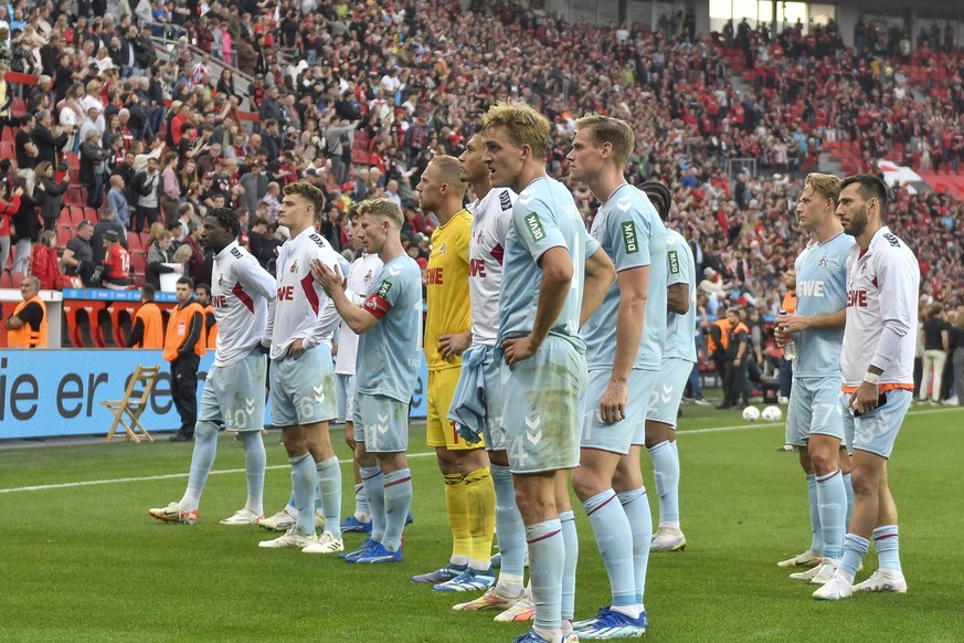 die Mannschaft von Köln unzufrieden / enttäuscht / enttaeuscht / niedergeschlagen / frustriert, vor Fankurve / Fans / Fanblock / 08.10.2023 Fussball Bayer 04 Leverkusen vs 1. FC Koeln, BayArena, Lever ...