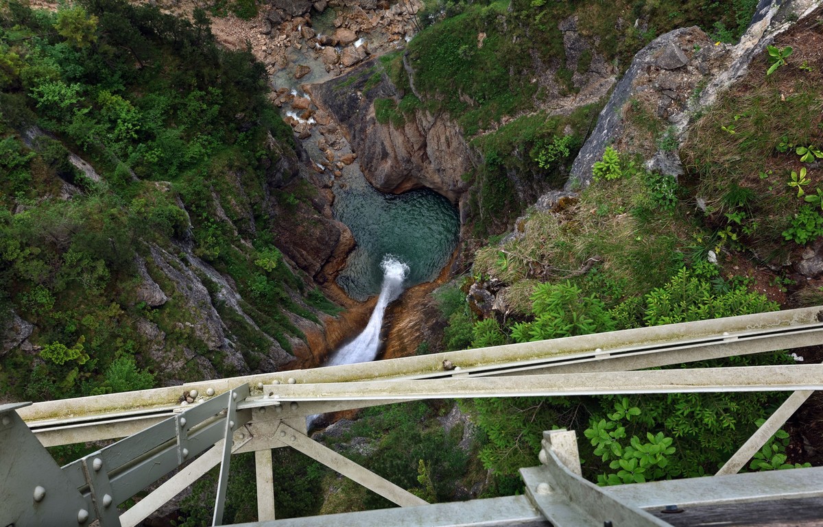 ARCHIV - 16.06.2023, Bayern, Schwangau: Blick von der Marienbr�cke in die P�llatschlucht. Ein Mann hatte am 14. Juni 2023 zwei Touristinnen in der N�he von Schloss Neuschwanstein in eine Schlucht gest ...
