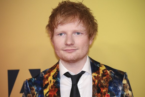 ARCHIV - 14.11.2021, Ungarn, Budapest: Ed Sheeran, S�nger aus Gro�britannien, kommt zur Verleihung der MTV Europe Music Awards (EMA) in der Papp Laszlo Budapest Sportarena. (zu dpa: Ed Sheeran: Ehefra ...