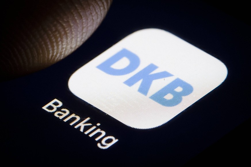 Das Logo der DKB ( Deutsche Kreditbank ) wird auf einem Smartphone angezeigt. Berlin, 02.01.2019. Berlin Deutschland *** The DKB Deutsche Kreditbank logo is displayed on a smartphone Berlin 02 01 2019 ...
